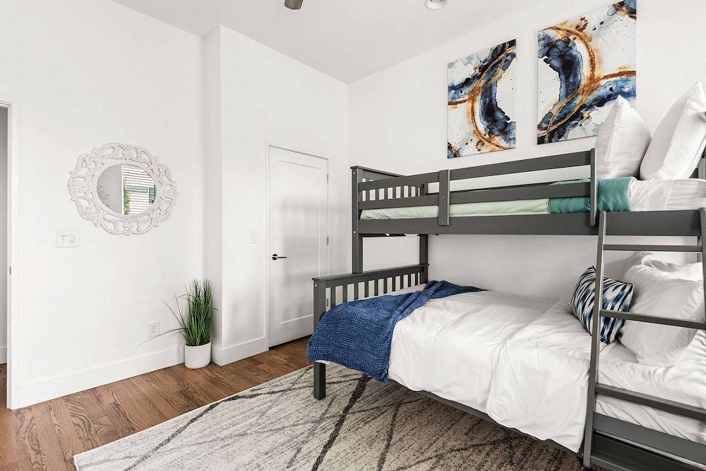 Elmhurst ~ 6 Beds, 2 Mi Downtown / Broadway, Free Parking, Space for Everyone, Covered Outdoor Areas in Nashville, Tennessee