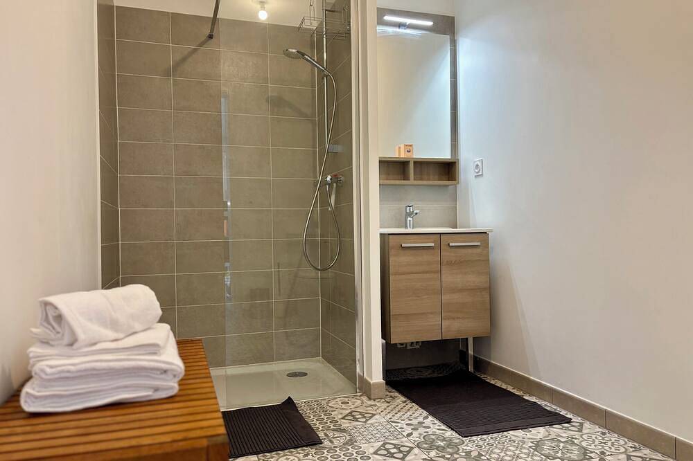 Entire apartment, Schiltigheim: 6th Floor Studio with Terrace in Schiltigheim, Strasbourg region