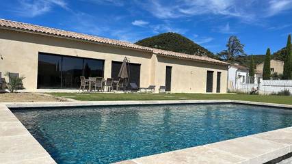 Cottage pour 6 personnes, avec piscine et terrasse ainsi que vue et jardin à Séguret