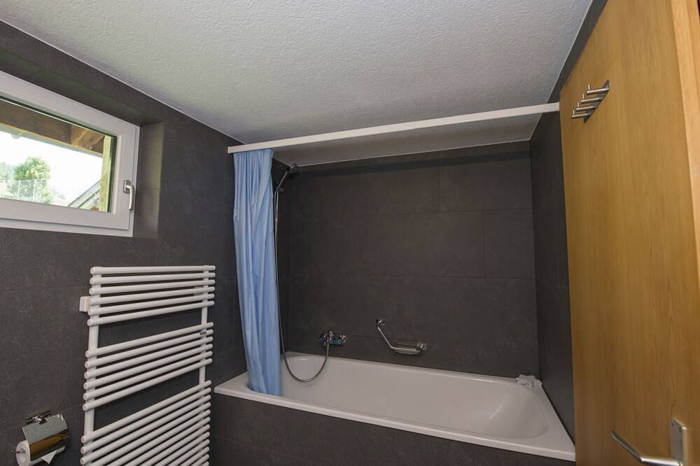 Ganze Wohnung, Chasa Tablà, (Guarda). in Guarda Staziun, Guarda