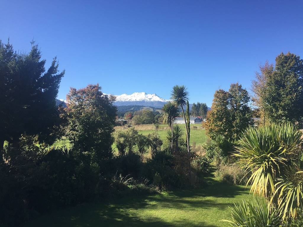 Alpines Haus inmitten üppiger Gärten mit Blick auf die Berge in Ohakune, Ruapehu District