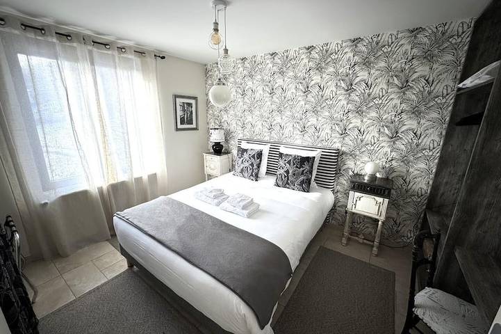 Location de vacances pour 15 personnes, avec jardin à Villechenève - 4