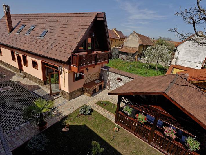 Ferienhaus für 12 Personen, mit Balkon und Whirlpool sowie Terrasse und Garten