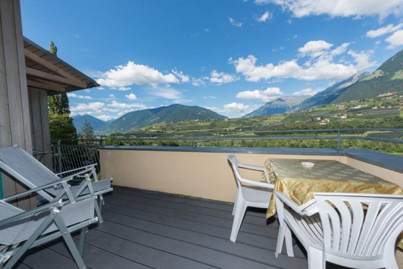 Ganze Wohnung, Ferienwohnung 'Comfort 6' mit Bergblick, Gemeinschaftsterrasse und Wlan in Schenna, Sarntaler Alpen