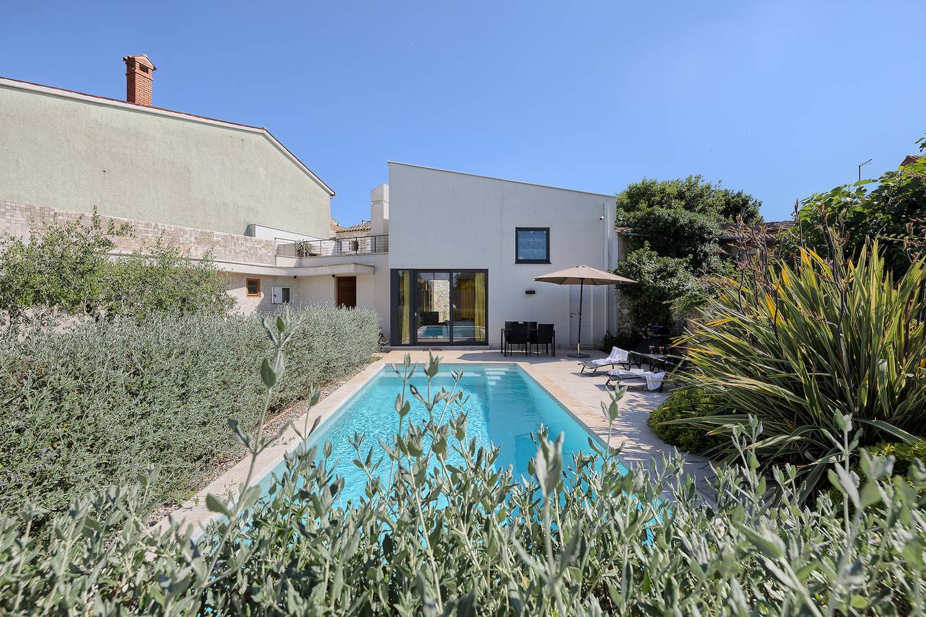 Mediterrane, moderne und stilvolle Villa in ruhige in Pula-Medulin, Pula