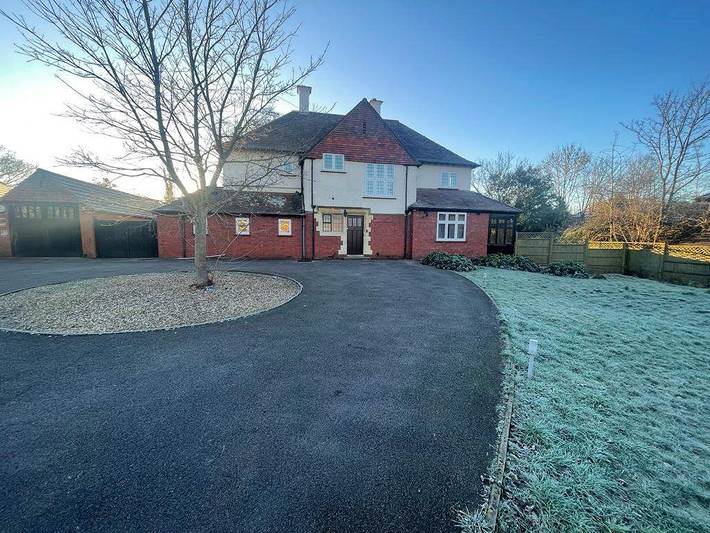 Vacation rental for 4 people, with Hot tub and Terrace as well as Yard in Bristol