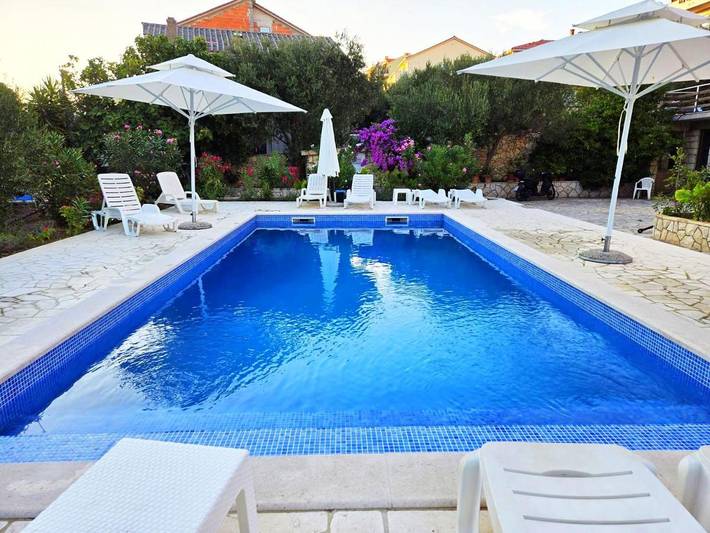 Ferienwohnung für 4 Personen, mit Ausblick und Pool sowie Garten und Balkon - 1