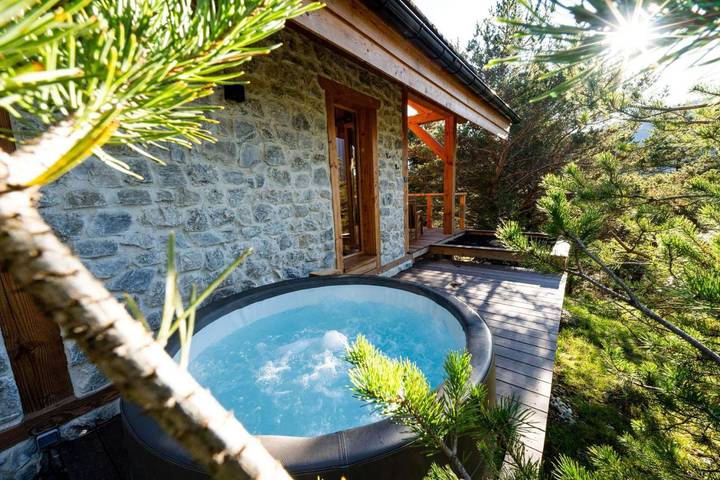 Gîte pour 2 personnes, avec Terrasse et Jacuzzi ainsi que Jardin et Vue