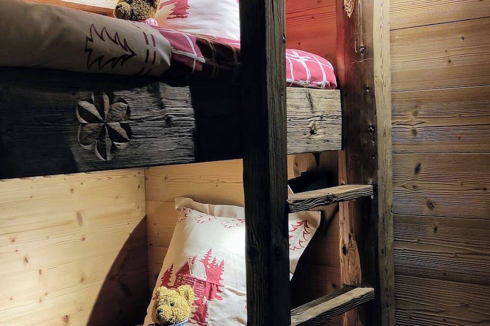 Demi-Chalet savoyard 4 pers. quasi-neuf au milieu des montagnes in Glières-Val-de-Borne, Région de Bonneville