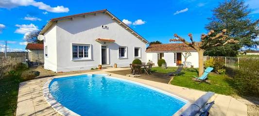 Location de vacances pour 10 personnes, avec piscine à Criteuil-la-Magdeleine