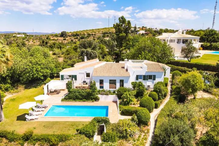 Location de vacances pour 8 personnes, avec piscine et jardin dans Boliqueime