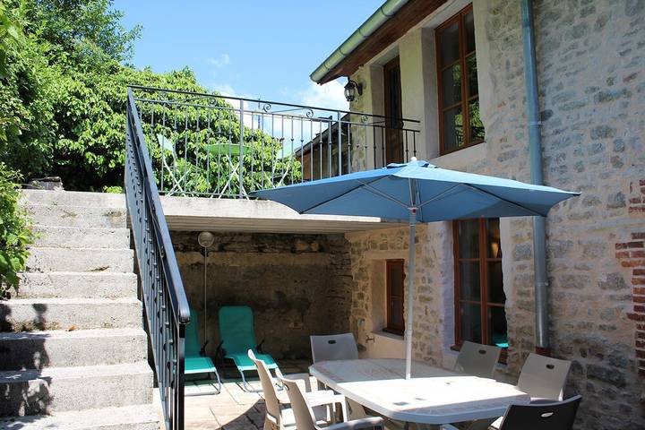 Gîte pour 4 personnes, avec Jacuzzi et Terrasse ainsi que Jardin et Vue à Châtillon (Jura)