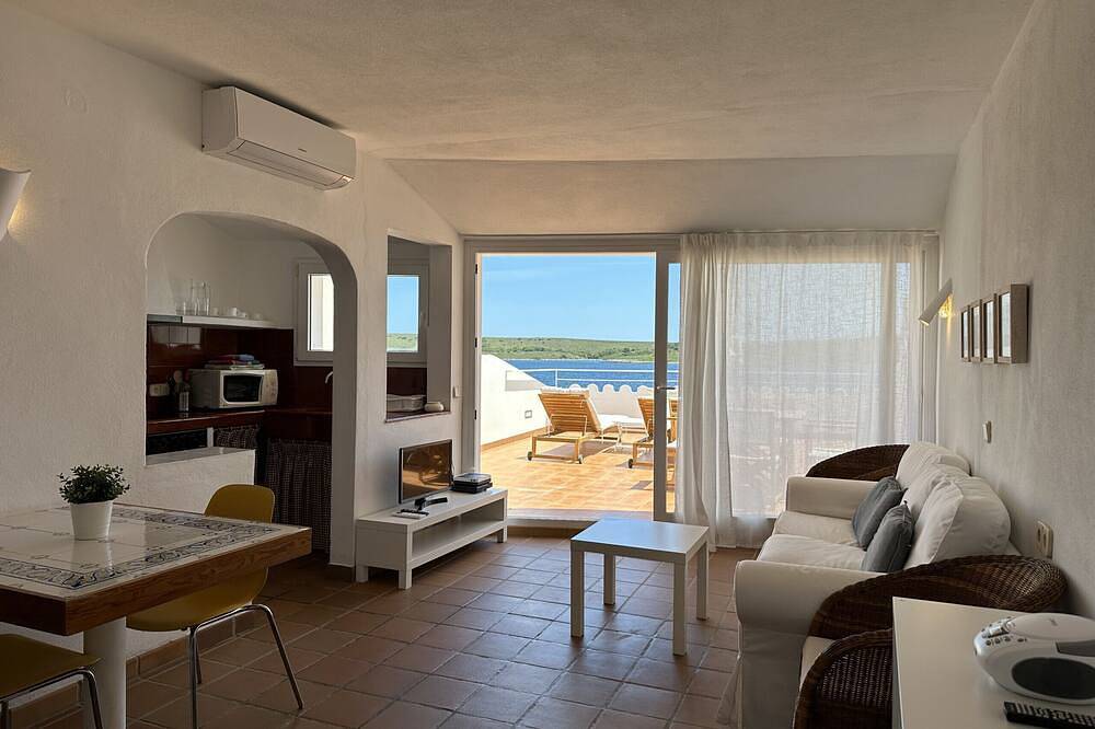 Entire apartment, Beautiful apartment in very front of the sea in Fornells, Es Mercadal