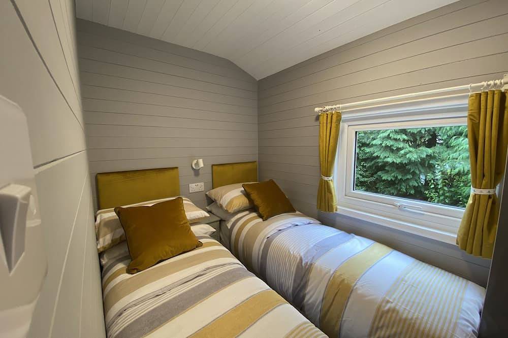 Cosy Romantic/family break with Hot Tub in rural Cornwall -15mins drive to beach in Cornwall
