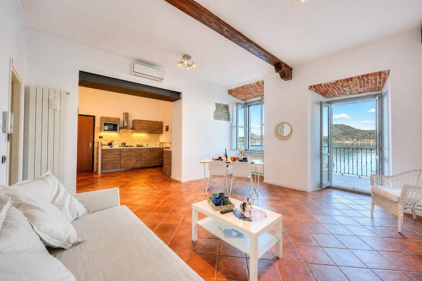 Appartamento intero, Volo Di Gabbiani: Lakefront Arona Apartment with Terrace in Arona (Lago Maggiore), Comune di Arona