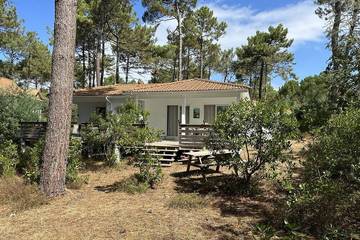 Gîte pour 4 personnes, avec sauna ainsi que terrasse et piscine à Le Porge