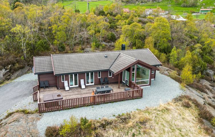 Feriehus for 10 personer, med terrasse og jacuzzi i tillegg til sauna i Rogaland