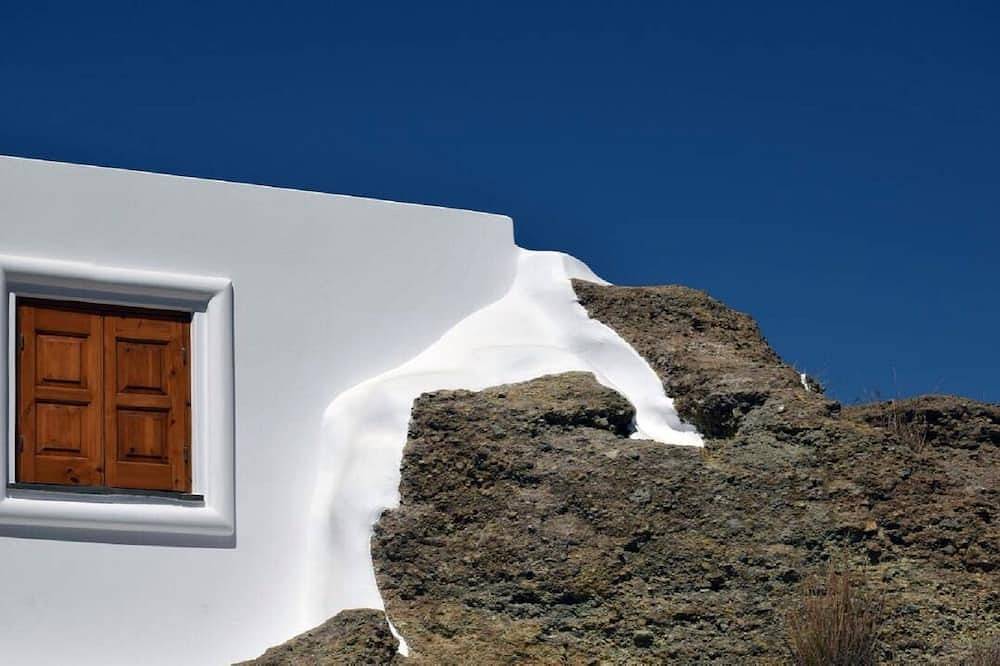 La grotte \"Terra Nullius\" est un lodge unique pour un autre type de vacances. in Milos