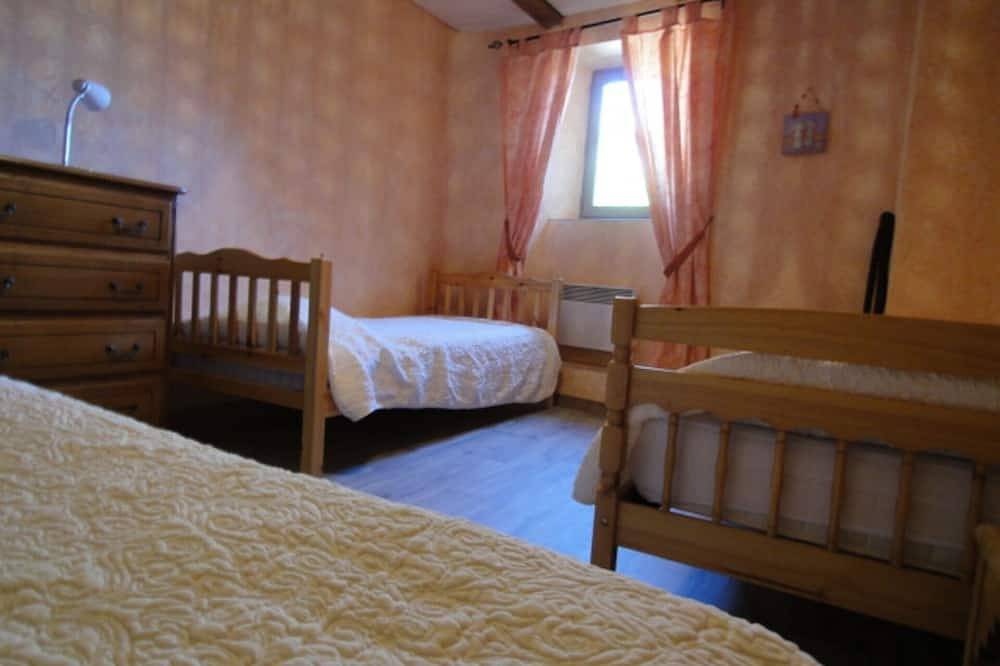 Gite 5 persons in a stone mas, swimming pool, property 10Ha, panoramic view in Rocles, Parc naturel régional des Monts d'Ardèche