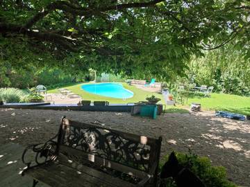 Gîte pour 8 personnes, avec jardin et piscine, animaux acceptés à Simiane-Collongue