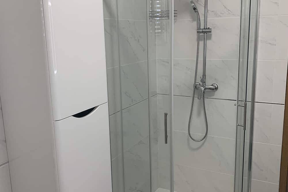 Ganze Wohnung, 2-Zimmer-Ferienwohnung mit Terrasse und Meerblick Grebastica, Sibenik in Grebastica, Šibenik-Knin