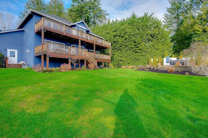 Vacation rental for 11 people, with hot tub and yard as well as balcony in Kitsap County