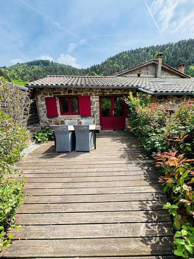 Location de vacances pour 6 personnes, avec Terrasse ainsi que Jardin et Vue à Chalencon