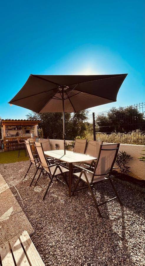 Location de vacances pour 8 personnes, avec terrasse ainsi que piscine et vue à Causses-et-Veyran