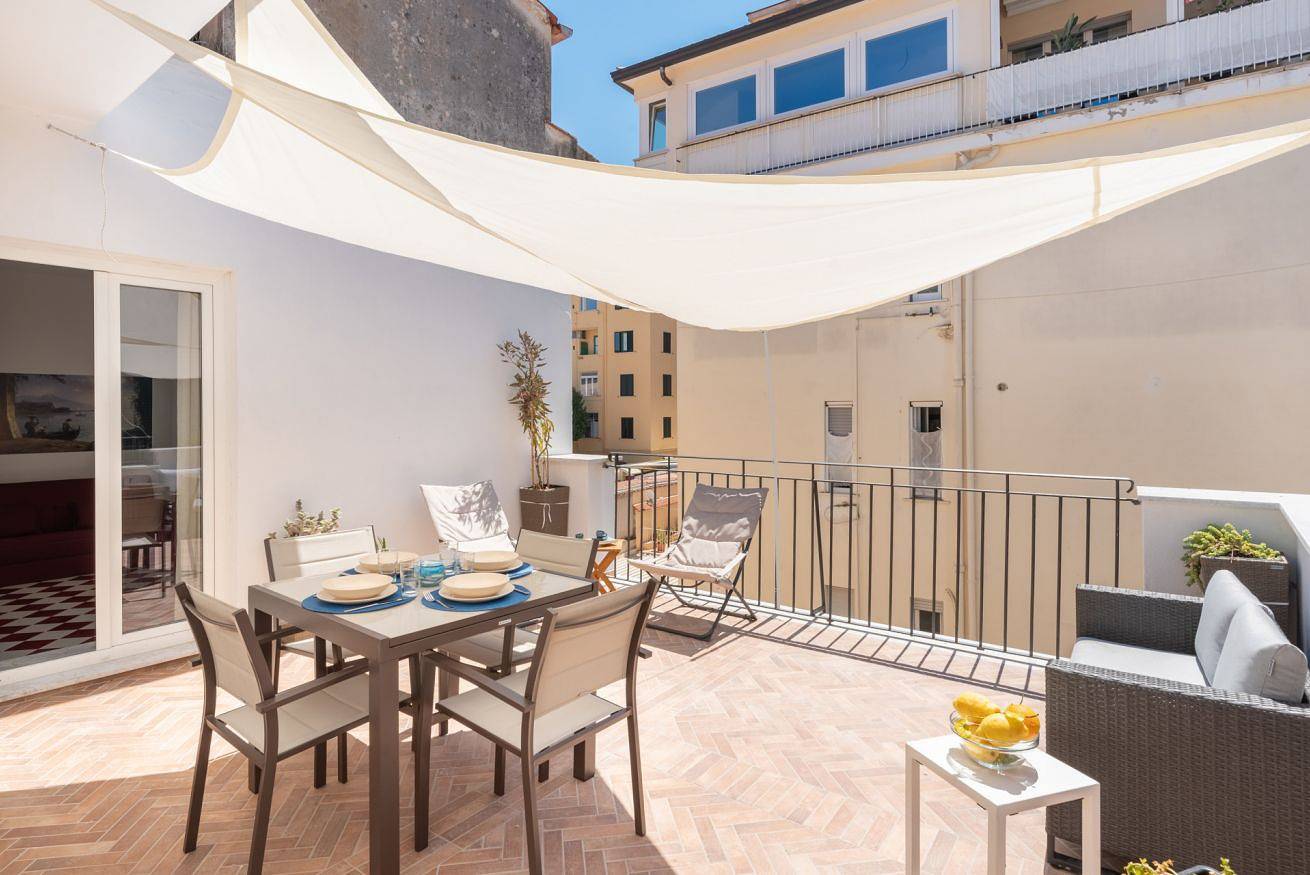 Appartamento intero, Appartamento vacanze per 12 persone con balcone/terrazza in Sorrento, Napoli e dintorni