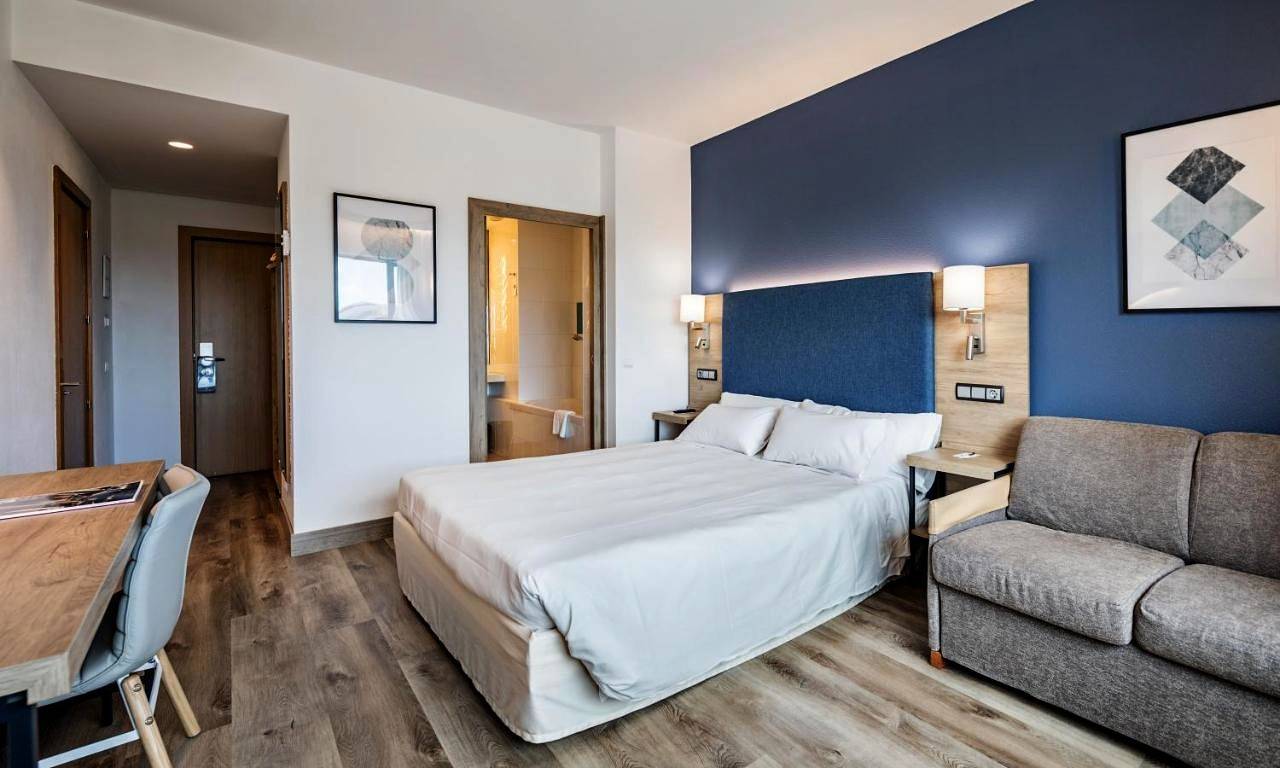 Hotel para 2 personas con terraza in Zuhatzu, Baracaldo