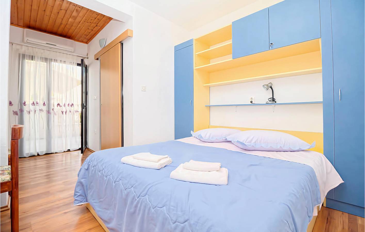 Ganze Ferienwohnung, Gemütliche 73 m² große Wohnung mit Meerblick, Terrasse und Parkplatz, 200 m vom Strand entfernt in Zivogosce, Makarska Riviera