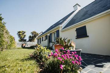 Location de vacances pour 8 personnes, avec vue et jardin à Urville-Nacqueville