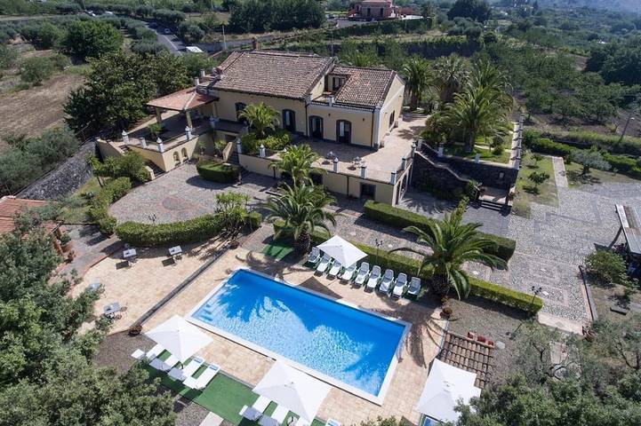 Agriturismo per 18 persone, con giardino e idromassaggio nonché balcone e sauna, con animali domestici in Piedimonte Etneo