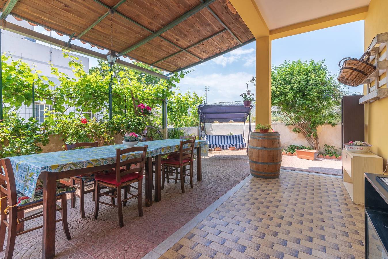 Casa vacacional 'Casale Siculo' con Wi-Fi, jardín y terraza in Caponegro, Avola