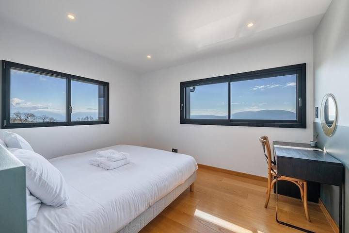 Location de vacances pour 8 personnes, avec Terrasse ainsi que Piscine et Vue à Cranves-Sales - 3