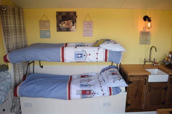 Große New Forest Shepherds Hütte und skandinavischer Whirlpool mit Hydromassagegerät <br><br> in Sway, Hampshire
