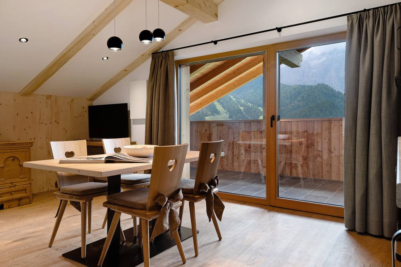 Entire apartment, Apartment 'Fën' with Mountain View, Shared Garden and Wi-Fi in Daunei, Wolkenstein