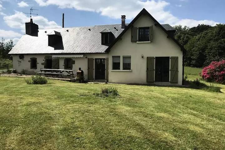 Location de vacances pour 12 personnes, avec terrasse dans Saint-Merd-de-Lapleau