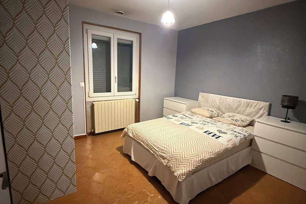 Quiet guest house in the heart of the village of Barjols Billiards Baby jacuzzi Pets in Barjols, Brignoles Region