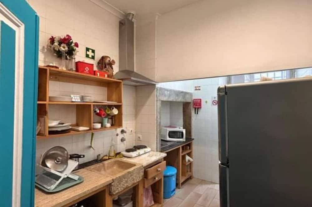 Small Single Room in Almada, Halbinsel von Setúbal