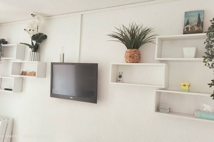 Entire studio, Renovated studio with terraces and parking in Sanary-sur-Mer, Mediterranean Coast (France)