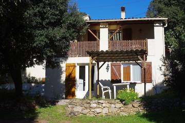 Gîte pour 4 personnes, avec jardin et terrasse à Alata