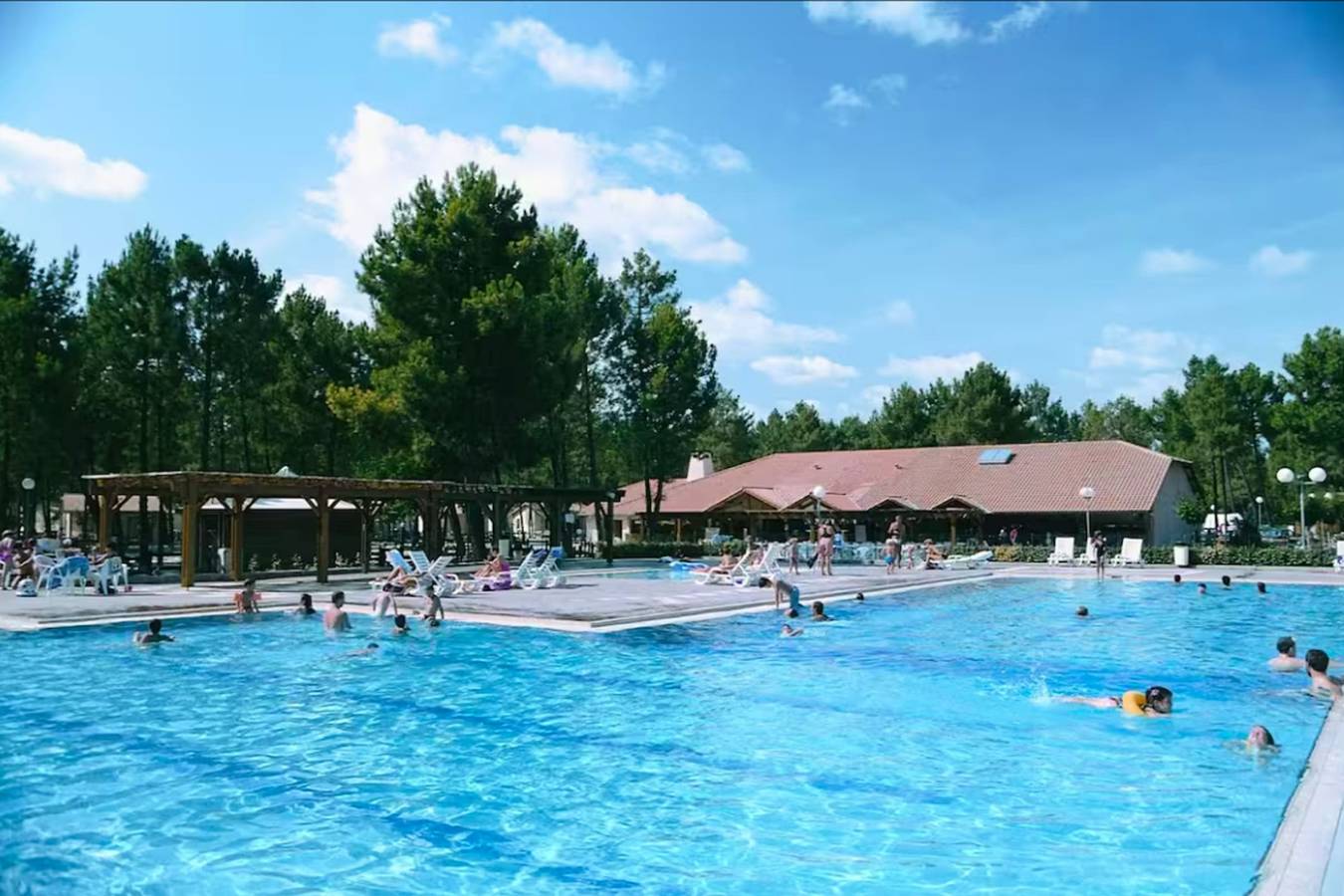 Chalet 3ch avec piscine dans parc de loisirs in Gujan-Mestras, Région d'Arcachon