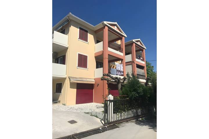 Vacation rental for 5 people, with yard and balcony in Lefkada