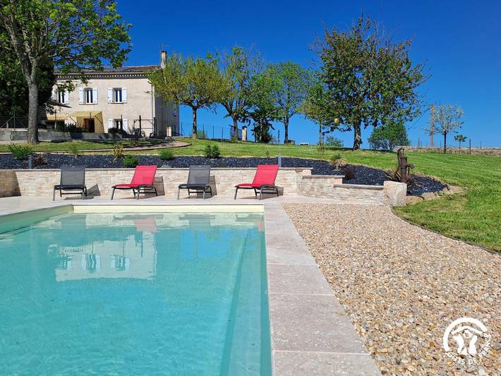 Gîte pour 9 personnes, avec terrasse ainsi que jardin et piscine, animaux acceptés