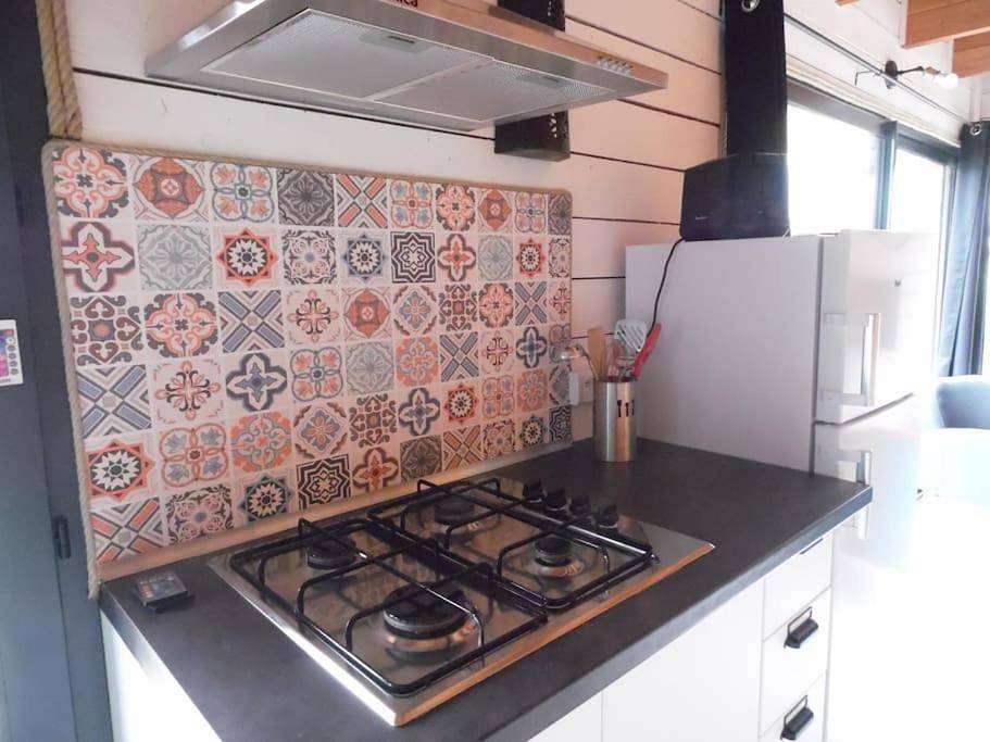 Chalet cosy climatisé avec parking et Internet in Doué-la-Fontaine, Vallée de la Loire