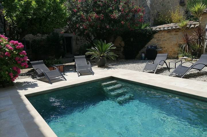 Location de vacances pour 4 personnes, avec jacuzzi et jardin ainsi que terrasse et piscine à Bourdic