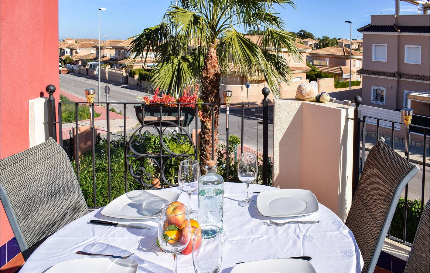 Entire holiday apartment, Cozy 2km-Beach Apartment with A/C, Parking, Pool & Terrace in Punta Prima (Alicante), Torrevieja