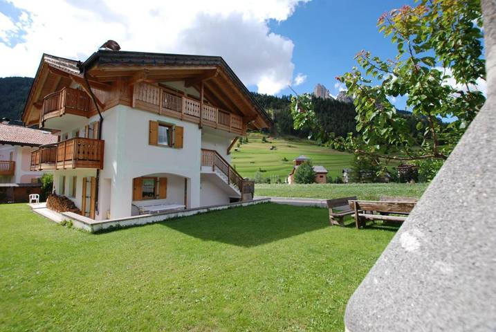Ferienwohnung für 5 Personen, mit Balkon und Terrasse sowie Garten und Ausblick in Pozza di Fassa