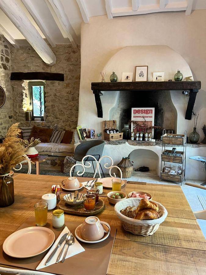 Location de vacances pour 2 personnes, avec vue et jardin ainsi que terrasse et piscine, animaux acceptés à Condorcet - 2